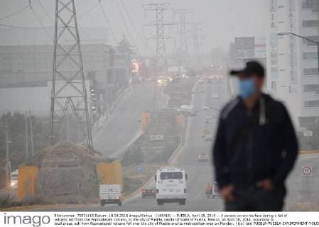 (160418) -- PUEBLA, April 18, 2016 -- A person covers his face during a fall of volcanic ash from the Popocatepetl volcano, in the city of Puebla, capital of state of Puebla, Mexico, on April 18, 2016. According to local press, ash from Popocatepetl volcano fell over the city of Puebla and its metropolitan area on Monday. ) (jp) (ah) PUEBLA-PUEBLA-ENVIRONMENT-VOLCANO-ERUPTION STR 