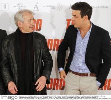 Spanish actors Jose Sacristan (L) and Mario Casas pose for photographers during the presentation of their film Toro (Bull) in Madrid, Spain, 19 April 2016. The film, directed by Kike Maillo, opens in Spanish theatres on next 22 April. Spanish film Toro (Bull) photocall !ACHTUNG: NUR REDAKTIONELLE NUTZUNG!  20160419-635966736606436722