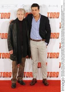 Spanish actors Jose Sacristan (L) and Mario Casas pose for photographers during the presentation of their film Toro (Bull) in Madrid, Spain, 19 April 2016. The film, directed by Kike Maillo, opens in Spanish theatres on next 22 April. Spanish film Toro (Bull) photocall !ACHTUNG: NUR REDAKTIONELLE NUTZUNG!  20160419-635966737232152722