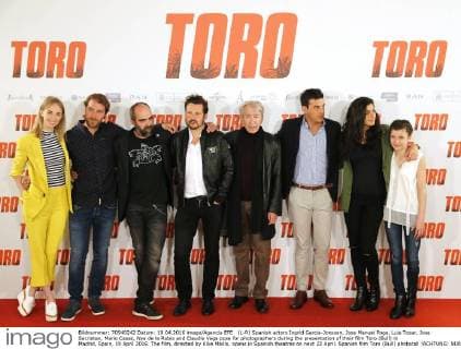 (L-R) Spanish actors Ingrid Garcia-Jonsson, Jose Manuel Poga, Luis Tosar, Jose Sacristan, Mario Casas, Nya de la Rubia and Claudia Vega pose for photographers during the presentation of their film Toro (Bull) in Madrid, Spain, 19 April 2016. The film, directed by Kike Maillo, opens in Spanish theatres on next 22 April. Spanish film Toro (Bull) photocall !ACHTUNG: NUR REDAKTIONELLE NUTZUNG!  20160419-635966737900144722