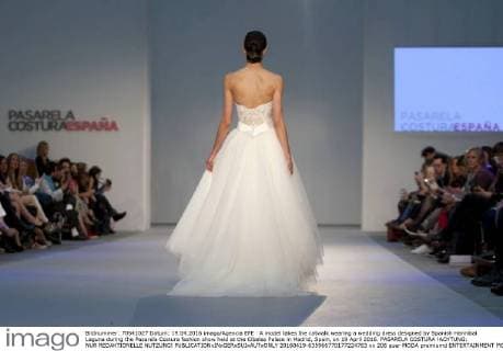 A model takes the catwalk wearing a wedding dress designed by Spanish Hannibal Laguna during the Pasarela Costura fashion show held at the Cibeles Palace in Madrid, Spain, on 19 April 2016. PASARELA COSTURA !ACHTUNG: NUR REDAKTIONELLE NUTZUNG!  20160419-635966770177224763