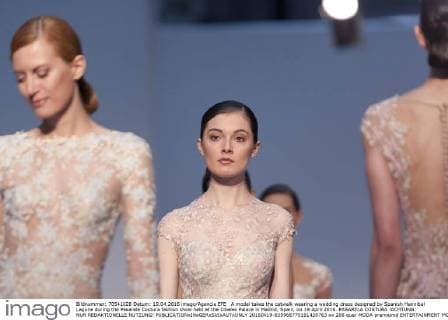 A model takes the catwalk wearing a wedding dress designed by Spanish Hannibal Laguna during the Pasarela Costura fashion show held at the Cibeles Palace in Madrid, Spain, on 19 April 2016. PASARELA COSTURA !ACHTUNG: NUR REDAKTIONELLE NUTZUNG!  20160419-635966770191420763