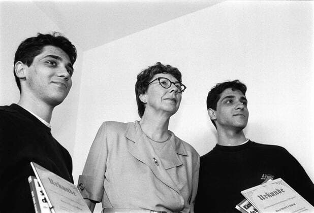 Abitur Deutschland, Berlin, 17.07.1998, die drei besten Abiturienten Berlins werden von der Schulsenatorin Ingrid Stahmer, SPD (Mitte) ausgezeichnet, die türkischen Zwillingsbrüder Mesut und Atilla Vardar,