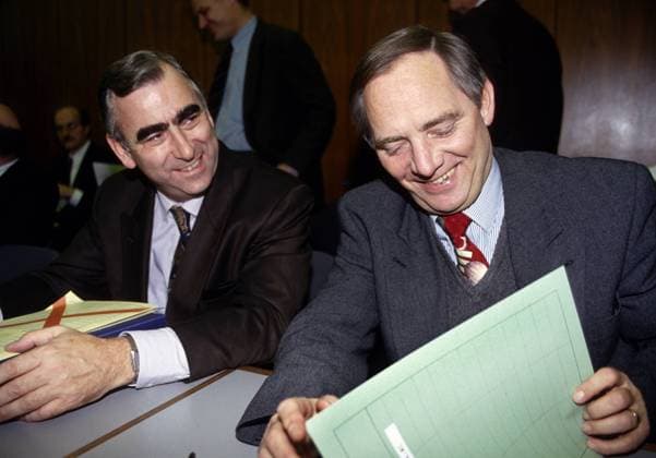 Bundesfinanzminister Theo WAIGEL , CSU , und Wolfgang SCHAEUBLE , CDU , bei einer Sitzung der CDU CSU-Bundestagsfraktion im November 1992 Minister of Finance Theo WAIGEL , CSU , and Wolfgang SCHAEUBLE , CDU , during a meeting of CDU CSU fraction of Bundestag parliament , November 1992