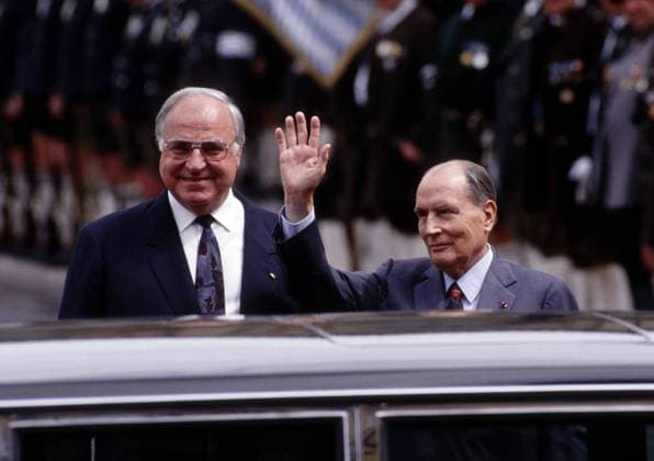 Bundeskanzler Helmut KOHL , CDU , begruesst den Praesidenten Frankreichs Francois MITTERRAND zum G7-Gipfel in Muenchen , Juli 1992 Chancellor Helmut KOHL , CDU , is welcoming French president Francois MITTERRAND to the G7 summit in Munich , July 1992