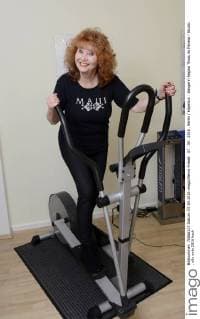 07 . 04 . 2016 , Berlin Köpenick : Sängerin Regina Thoss im Fitness - Studio .