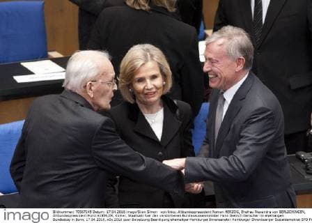 von links: Altbundespraesident Roman HERZOG, Ehefrau Alexandra von BERLICHINGEN, Altbundespraesident Horst KOEHLER, Köhler, Staatsakt fuer den verstorbenen Bundesaussenminister Hans Dietrich Genscher im ehemaligen Bundestag in Bonn, 17.04.2016,