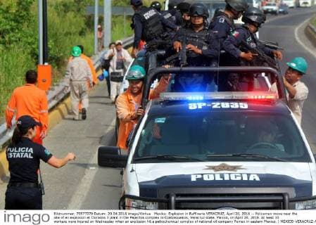 Mexiko: Explosion in Raffinerie VERACRUZ, April 20, 2016 -- Policemen move near the site of an explosion at Clorados 3 plant in the Pajaritos complex in Coatzacoalcos, Veracruz state, Mexico, on April 20, 2016. At least 30 workers were injured on Wednesday when an explosion hit a petrochemical complex of national oil company Pemex in eastern Mexico. ) MEXICO-VERACRUZ-ACCIDENT-EXPLOSION STR 