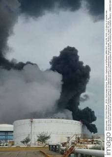 Mexiko: Explosion in Raffinerie VERACRUZ, April 20, 2016 -- A column of smoke rises from the site of an explosion at Clorados 3 plant in the Pajaritos complex in Coatzacoalcos, Veracruz state, Mexico, on April 20, 2016. At least 30 workers were injured on Wednesday when an explosion hit a petrochemical complex of national oil company Pemex in eastern Mexico. ) MEXICO-VERACRUZ-ACCIDENT-EXPLOSION STR 