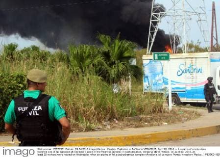 Mexiko: Explosion in Raffinerie VERACRUZ, April 20, 2016 -- A column of smoke rises from the site of an explosion at Clorados 3 plant in the Pajaritos complex in Coatzacoalcos, Veracruz state, Mexico, on April 20, 2016. At least 30 workers were injured on Wednesday when an explosion hit a petrochemical complex of national oil company Pemex in eastern Mexico. ) MEXICO-VERACRUZ-ACCIDENT-EXPLOSION STR 