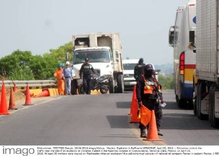 Mexiko: Explosion in Raffinerie VERACRUZ, April 20, 2016 -- Policemen control the traffic near the site of an explosion at Clorados 3 plant in the Pajaritos complex in Coatzacoalcos, Veracruz state, Mexico, on April 20, 2016. At least 30 workers were injured on Wednesday when an explosion hit a petrochemical complex of national oil company Pemex in eastern Mexico. ) MEXICO-VERACRUZ-ACCIDENT-EXPLOSION STR 