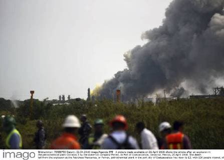 A picture made available on 21 April 2016 shows the smoke after an explosion in the petrochemical plant Clorados 3 by the state-run company Pemex, in Port of Coatzacoalcos, Veracruz, Mexico, 20 April 2016. The death toll from the explosion at the Petroleos Mexicanos, or Pemex, petrochemical plant in the port city of Coatzacoalcos has risen to 13, with 136 people injured, officials said on 21 April. Death toll in petrochemical plant explosion in Mexico rises to 13 !ACHTUNG: NUR REDAKTIONELLE NUTZUNG!  20160421-635968549874986840