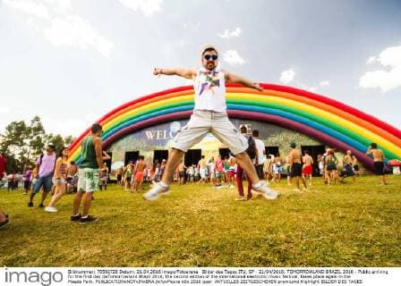 Bilder des Tages ITU, SP - 21 04 2016: TOMORROWLAND BRAZIL 2016 - Public arriving for the first day daTomorrowland Brazil 2016, the second edition of the international electronic music festival, takes place again in the Maeda Park.  Jo?oxMoura