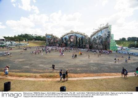 ITU, SP - 21 04 2016: TOMORROWLAND BRAZIL 2016 - Public arriving for the first day daTomorrowland Brazil 2016, the second edition of the international electronic music festival, takes place again in the Maeda Park.  Jo?oxMoura