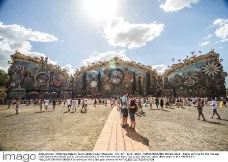 ITU, SP - 21 04 2016: TOMORROWLAND BRAZIL 2016 - Public arriving for the first day daTomorrowland Brazil 2016, the second edition of the international electronic music festival, takes place again in the Maeda Park.  Jo?oxMoura