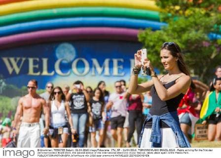 ITU, SP - 21 04 2016: TOMORROWLAND BRAZIL 2016 - Public arriving for the first day daTomorrowland Brazil 2016, the second edition of the international electronic music festival, takes place again in the Maeda Park.  Jo?oxMoura