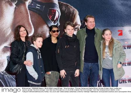 Nina Kronjäger, Thomas Heinze und Jackie Brown mit den Kindern Sam, Lucille und Lennon bei der The First Avenger: Civil War Kino Premiere am 21.04.2016 in Berlin The First Avenger: Civil War Kinopremiere in Berlin, 2016 