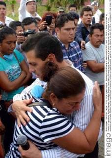 Explosion in Raffinerie in Mexiko VERACRUZ, April 21, 2016 -- Photo provided by Mexico s Presidency shows Mexican President Enrique Pena Nieto (R) embracing the relative of a victim during his visit to the site of the explosion at Clorados III plant in the Pajaritos Petrochemical Complex in Coatzacoalcos, Veracruz state, Mexico, on April 21, 2016. According to local press, the death toll of the explosion that hit a plant of the Pajaritos Petrochemical Complex in eastern Veracruz state on Wednesday, rised to 24. Mexico s Presidency) (fnc) (sp) MEXICO-VERACRUZ-ACCIDENT-EXPLOSION e Mexico sxPresidency 