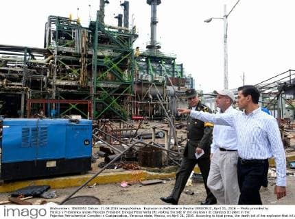 Explosion in Raffinerie in Mexiko VERACRUZ, April 21, 2016 -- Photo provided by Mexico s Presidency shows Mexican President Enrique Pena Nieto (R) visiting the site of the explosion at Clorados III plant in the Pajaritos Petrochemical Complex in Coatzacoalcos, Veracruz state, Mexico, on April 21, 2016. According to local press, the death toll of the explosion that hit a plant of the Pajaritos Petrochemical Complex in eastern Veracruz state on Wednesday, rised to 24. Mexico s Presidency) (fnc) (sp) MEXICO-VERACRUZ-ACCIDENT-EXPLOSION e Mexico sxPresidency 