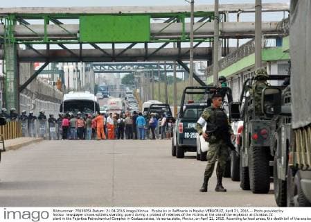 Explosion in Raffinerie in Mexiko VERACRUZ, April 21, 2016 -- Photo provided by Notisur newspaper shows soldiers standing guard during a protest of relatives of the victims at the site of the explosion at Clorados III plant in the Pajaritos Petrochemical Complex in Coatzacoalcos, Veracruz state, Mexico, on April 21, 2016. According to local press, the death toll of the explosion that hit a plant of the Pajaritos Petrochemical Complex in eastern Veracruz state on Wednesday, rised to 24. Mexico s Presidency) (fnc) (sp) MEXICO-VERACRUZ-ACCIDENT-EXPLOSION e Notisur 