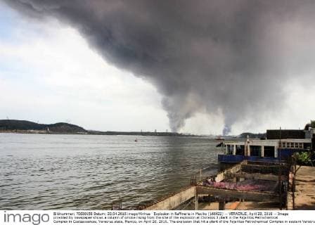 Explosion in Raffinerie in Mexiko (160422) -- VERACRUZ, April 20, 2016 -- Image provided by newspaper shows a column of smoke rising from the site of the explosion at Clorados 3 plant in the Pajaritos Petrochemical Complex in Coatzacoalcos, Veracruz state, Mexico, on April 20, 2016. The explosion that hit a plant of the Pajaritos Petrochemical Complex in eastern Veracruz state on Wednesday has left at least 13 people dead, the Mexican government said on Thursday. ) (fnc) (sp) MEXICO-VERACRUZ-ACCIDENT-EXPLOSION LiberalxdelxSur 