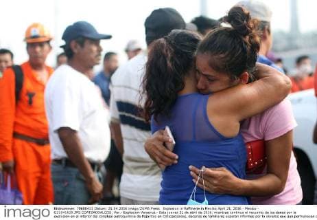 Explosion in Raffinerie in Mexiko April 21, 2016 - Mexico - G21041629.JPG.COATZACOALCOS, Ver.- Explosion-Veracruz.- Este jueves 21 de abril de 2016, mientras continua el recuento de los danos por la explosion en el interior del conplejo petroquimico de Pajaritos en Cotazacoalcos, decenas de familiares esperan informes por lo obreros que aun permanecen desaparecidos y los que estan internados en hospitales de la region. Foto: Agencia EL UNIVERSAL Mexico  - ZUMAu78_