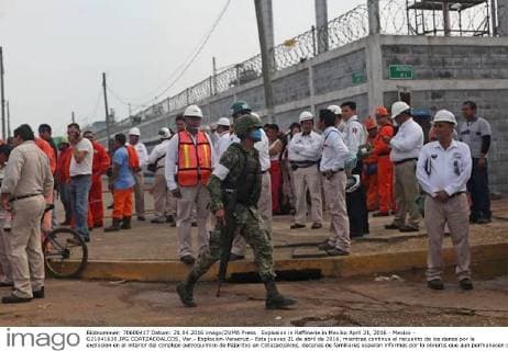 Explosion in Raffinerie in Mexiko April 21, 2016 - Mexico - G21041630.JPG.COATZACOALCOS, Ver.- Explosion-Veracruz.- Este jueves 21 de abril de 2016, mientras continua el recuento de los danos por la explosion en el interior del conplejo petroquimico de Pajaritos en Cotazacoalcos, decenas de familiares esperan informes por lo obreros que aun permanecen desaparecidos y los que estan internados en hospitales de la region. Foto: Agencia EL UNIVERSAL Mexico  - ZUMAu78_