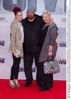 Joerg Moukaddam mit Begleitung - Deutschlandpremiere von Civil War - The First Avenger in Berlin am 21.04.2016. Deutschlandpremiere Civil War - The First Avenger