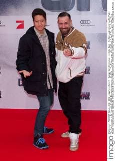 Buerger Lars Dietrich (r.) mit Sohn Sean - Deutschlandpremiere von Civil War - The First Avenger in Berlin am 21.04.2016. Deutschlandpremiere Civil War - The First Avenger