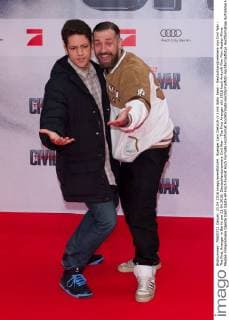 Buerger Lars Dietrich (r.) mit Sohn Sean - Deutschlandpremiere von Civil War - The First Avenger in Berlin am 21.04.2016. Deutschlandpremiere Civil War - The First Avenger