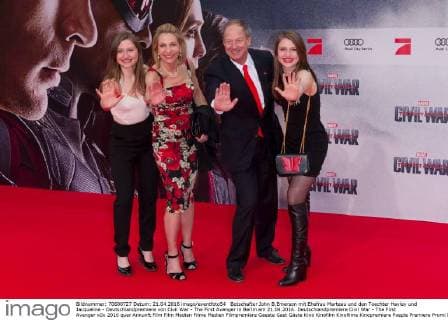 Botschafter John B.Emerson mit Ehefrau Marteau und den Toechter Hayley und Jacqueline - Deutschlandpremiere von Civil War - The First Avenger in Berlin am 21.04.2016. Deutschlandpremiere Civil War - The First Avenger