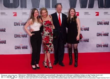 Botschafter John B.Emerson mit Ehefrau Marteau und den Toechter Hayley und Jacqueline - Deutschlandpremiere von Civil War - The First Avenger in Berlin am 21.04.2016. Deutschlandpremiere Civil War - The First Avenger