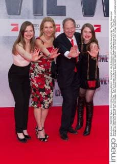 Botschafter John B.Emerson mit Ehefrau Marteau und den Toechter Hayley und Jacqueline - Deutschlandpremiere von Civil War - The First Avenger in Berlin am 21.04.2016. Deutschlandpremiere Civil War - The First Avenger