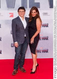 Regisseur Anthony Russo mit Ehefrau Ann - Deutschlandpremiere von Civil War - The First Avenger in Berlin am 21.04.2016. Deutschlandpremiere Civil War - The First Avenger