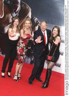 John B. Emerson mit Gattin Kimberly Marteau Emerson und Töchtern Hayley und Taylor bei der Premiere des Kinofilms The First Avenger: Civil War Captain America: Civil War im CineStar Sony Center. Berlin, 21.04.2016 Foto:xgbrcix xFuturexImage