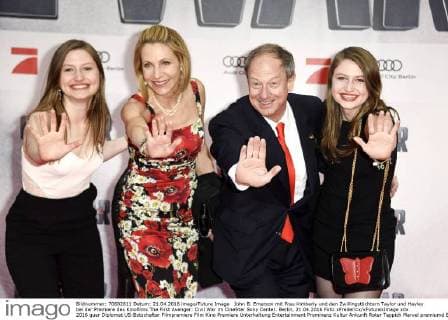 John B. Emerson mit Frau Kimberly und den Zwillingstöchtern Taylor und Hayley bei der Premiere des Kinofilms The First Avenger: Civil War im CineStar Sony Center. Berlin, 21.04.2016 Foto:xFredericx xFuturexImage