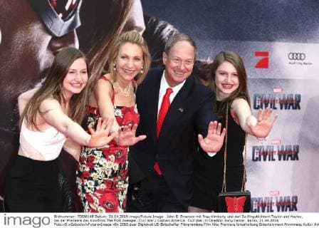John B. Emerson mit Frau Kimberly und den Zwillingstöchtern Taylor und Hayley, bei der Premiere des Kinofilms The First Avenger: Civil War Captain America: Civil War im CineStar Sony Center. Berlin, 21.04.2016 Foto:xS.xGabschx xFuturexImage