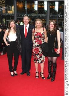 John B. Emerson mit Frau Kimberly und den Zwillingstöchtern Taylor und Hayley, bei der Premiere des Kinofilms The First Avenger: Civil War Captain America: Civil War im CineStar Sony Center. Berlin, 21.04.2016 Foto:xS.xGabschx xFuturexImage