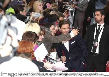 Daniel Brühl bei der Premiere des Kinofilms The First Avenger: Civil War Captain America: Civil War im CineStar Sony Center. Berlin, 21.04.2016 Foto:xS.xGabschx xFuturexImage