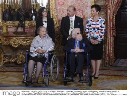 Spanisches Königspaar während Verleihung des Cervantes Preises in Madrid Los reyes de Espana Felipe VI y Letizia ofrecen un almuerzo en honor del premio Cervantes 2015 Fernando del Paso. The kings of Spain offer alunch in honor of the awarded with the prize Miguel de Cervantes 2015, Fernando del Paso, in Real Palace of Madrid, April 22, 2016. Photo by J. Luis Cuesta 261 Cordon Press. Fernando del Paso con su esposa y sus hijos. Cordon Press  J.xLuisxCuesta
