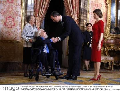 Spanisches Königspaar während Verleihung des Cervantes Preises in Madrid Los reyes de Espana Felipe VI y Letizia ofrecen un almuerzo en honor del premio Cervantes 2015 Fernando del Paso. The kings of Spain offer alunch in honor of the awarded with the prize Miguel de Cervantes 2015, Fernando del Paso, in Real Palace of Madrid, April 22, 2016. Photo by J. Luis Cuesta 261 Cordon Press. Cordon Press  J.xLuisxCuesta