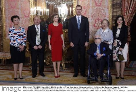 Spanisches Königspaar während Verleihung des Cervantes Preises in Madrid Los reyes de Espana Felipe VI y Letizia ofrecen un almuerzo en honor del premio Cervantes 2015 Fernando del Paso. The kings of Spain offer alunch in honor of the awarded with the prize Miguel de Cervantes 2015, Fernando del Paso, in Real Palace of Madrid, April 22, 2016. Photo by J. Luis Cuesta 261 Cordon Press. Fernando del Paso con su esposa y sus hijos. Cordon Press  J.xLuisxCuesta