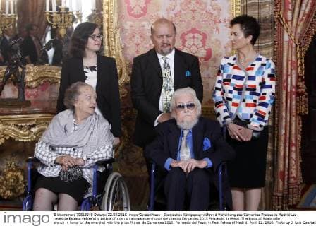 Spanisches Königspaar während Verleihung des Cervantes Preises in Madrid Los reyes de Espana Felipe VI y Letizia ofrecen un almuerzo en honor del premio Cervantes 2015 Fernando del Paso. The kings of Spain offer alunch in honor of the awarded with the prize Miguel de Cervantes 2015, Fernando del Paso, in Real Palace of Madrid, April 22, 2016. Photo by J. Luis Cuesta 261 Cordon Press. Fernando del Paso con su esposa y sus hijos. Cordon Press  J.xLuisxCuesta
