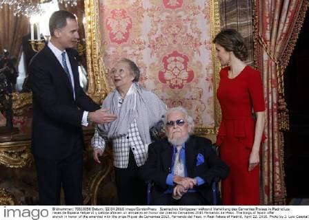 Spanisches Königspaar während Verleihung des Cervantes Preises in Madrid Los reyes de Espana Felipe VI y Letizia ofrecen un almuerzo en honor del premio Cervantes 2015 Fernando del Paso. The kings of Spain offer alunch in honor of the awarded with the prize Miguel de Cervantes 2015, Fernando del Paso, in Real Palace of Madrid, April 22, 2016. Photo by J. Luis Cuesta 261 Cordon Press. Fernando del Paso con su esposa. Cordon Press  J.xLuisxCuesta