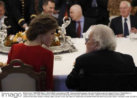 Spanisches Königspaar während Verleihung des Cervantes Preises in Madrid Spain s Queen Letizia (L), chats with Mexican writer and 2015 Cervantes Prize laureate, Fernando del Paso, before a luncheon offered by the Spanish couple at the Royal Palace in Madrid, Spain, 22 April 2016. Del Paso will receive the Cervantes Award the upcoming 23 April 2016. The prize, worth 125,000 euros, is the most important award of Hispanic literature. POOL FERNANDO DEL PASO, CERVANTES AWARD 2015 !ACHTUNG: NUR REDAKTIONELLE NUTZUNG!  GRA311 20160422-635969350355630618