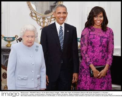 Bilder des Tages US-Präsident Obama trifft Queen Elizabeth II. in Windsor . 22 04 2016. London, United Kingdom. President Obama Meets the Queen. Queen Elizabeth II (left) stands with the President and First Lady of the United States Barack Obama and his wife Michelle, in the Oak Room at Windsor Castle ahead of a private lunch hosted by the Queen  xWPAxRotax xi-Imagesx IIM-12479-0004