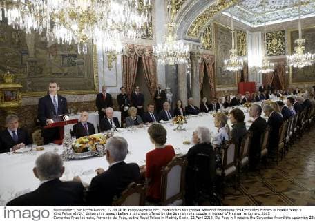 Spanisches Königspaar während Verleihung des Cervantes Preises in Madrid Spain s King Felipe VI (2L) delivers his speech before a luncheon offered by the Spanish royal couple in honour of Mexican writer and 2015 Cervantes Prize laureate, Fernando del Paso, at the Royal Palace in Madrid, Spain, 22 April 2016. Del Paso will receive the Cervantes Award the upcoming 23 April 2016. The prize, worth 125,000 euros, is the most important award of Hispanic literature. POOL FERNANDO DEL PASO, CERVANTES AWARD 2015 !ACHTUNG: NUR REDAKTIONELLE NUTZUNG!  GRA311 20160422-635969369145362618