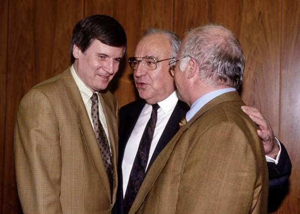 Gesundheitsminister Horst SEEHOFER , CSU , Bundeskanzler Helmut KOHL , CDU , und Arbeitsminister Norbert BLUEM , CDU , bei einer Sitzung der CDU CSU-Bundestagsfraktion , Juli 1992 Horst SEEHOFER , CSU , Chancellor Helmut KOHL , CDU , and Norbert BLUEM , CDU , July 1992