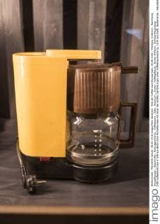 IMAGO Creative: Haushaltsgeräte - Kaffeemaschine Wie der Kaffee nach Europa kam, 08.04.2016 ; Freyburg (Unstrut) , Naumburg , Ausstellungen , Geschichte , Kulturgeschichte , Kaffeebaum , Cafe , Arabicum , Jemen , Kaffeepflanze , Dicker Wilhelm , Schloss Neuenburg DDR kaffeemaschine K 109 aus Berlin Eine Porzellanvase mit einer der ersten Darstellungen einer Kaffeehausszene ca. 1670 aus Delft, Niederlande , Manufaktur Hoppensteyn Die Ausstellung Bittersüßer Rausch - Kaffee erobert Europa im Dicken Wilhelm auf dem Schloss Neuenburg bei Freyburg (Unstrut) erzählt die Geschichte des Kaffee auf seinem Weg nach Europa. Gezeigt werden seltene Porzellanstücke , Kaffeearten und Herstellung des Getränks.