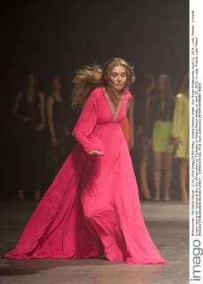 Poland Fashion Week: Eva Minge Modenschau April 21, 2016 - Lodz, Poland - A model is seen losing her balance at the Eva Minge show on Thursday at Poland Fasion Week, on April 21, 2016, in Lodz, Poland. Lodz Poland  - ZUMAn230